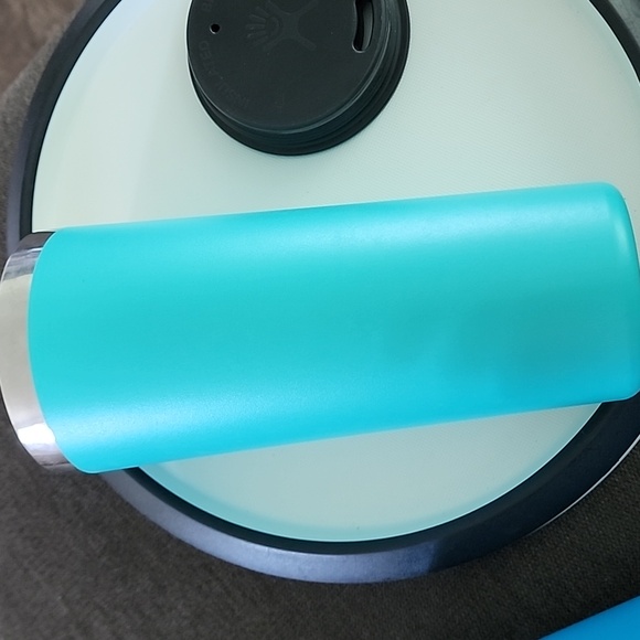 2- 22oz Hydro Flasks Tumblers - Picture 8 of 9